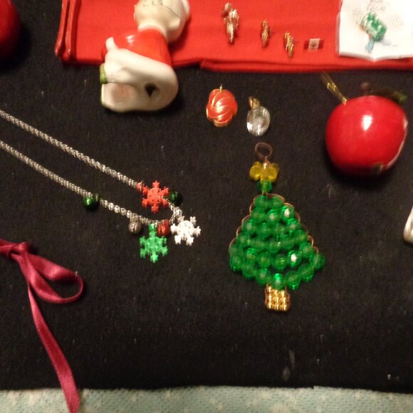 JUNK DRAWER CHRISTMAS DODADS LOOSE BEJEWELS DOLL SLEEPING BAG ETC. LOT - Picture 6 of 14